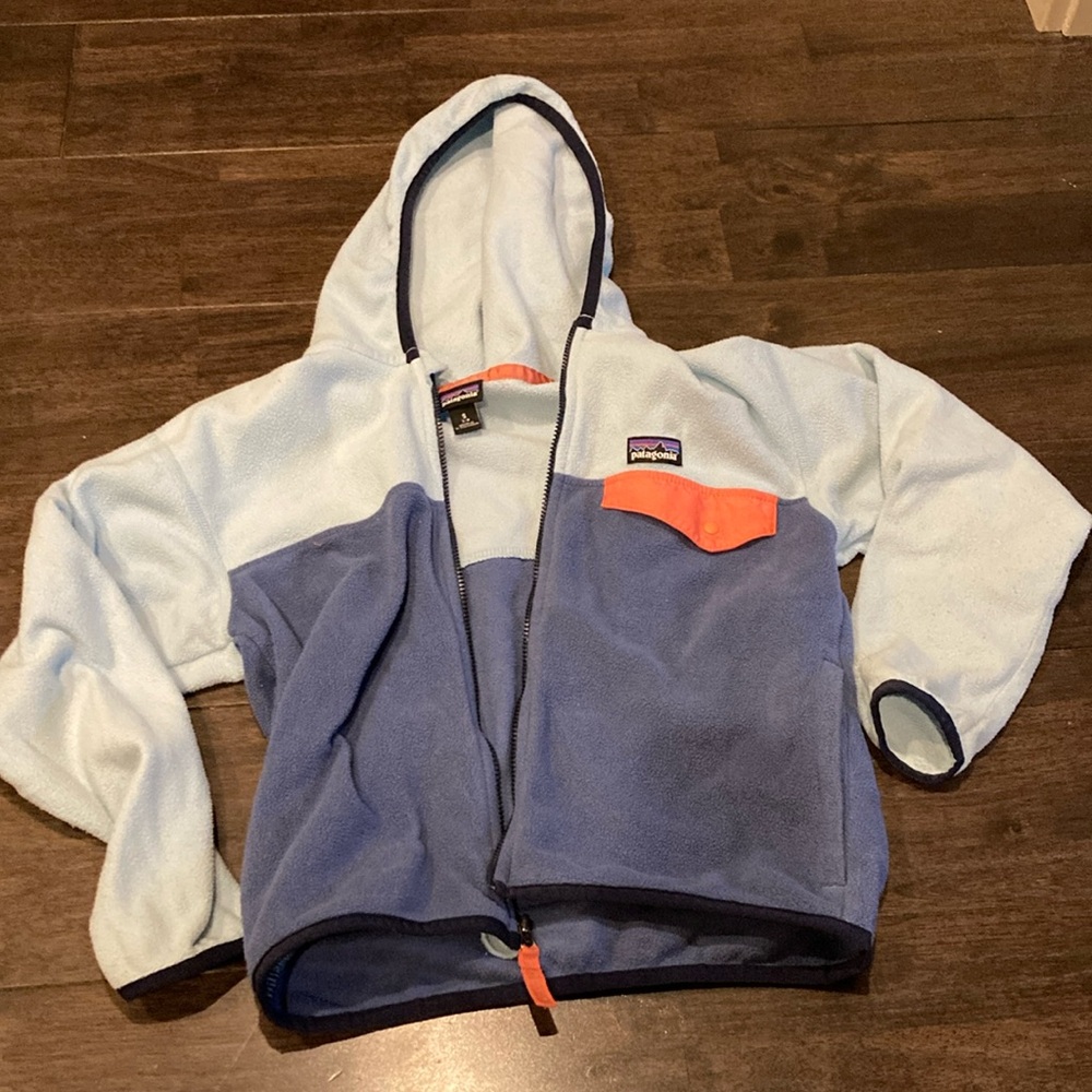 Patagonia fleece, girls small ****tear near zipper inside jacket*****
